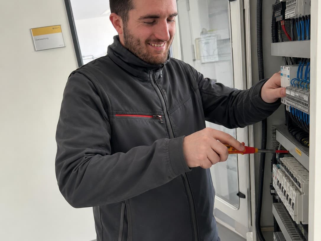 Elektriker arbeitet am Verteilerkasten einer Elektroinstallation