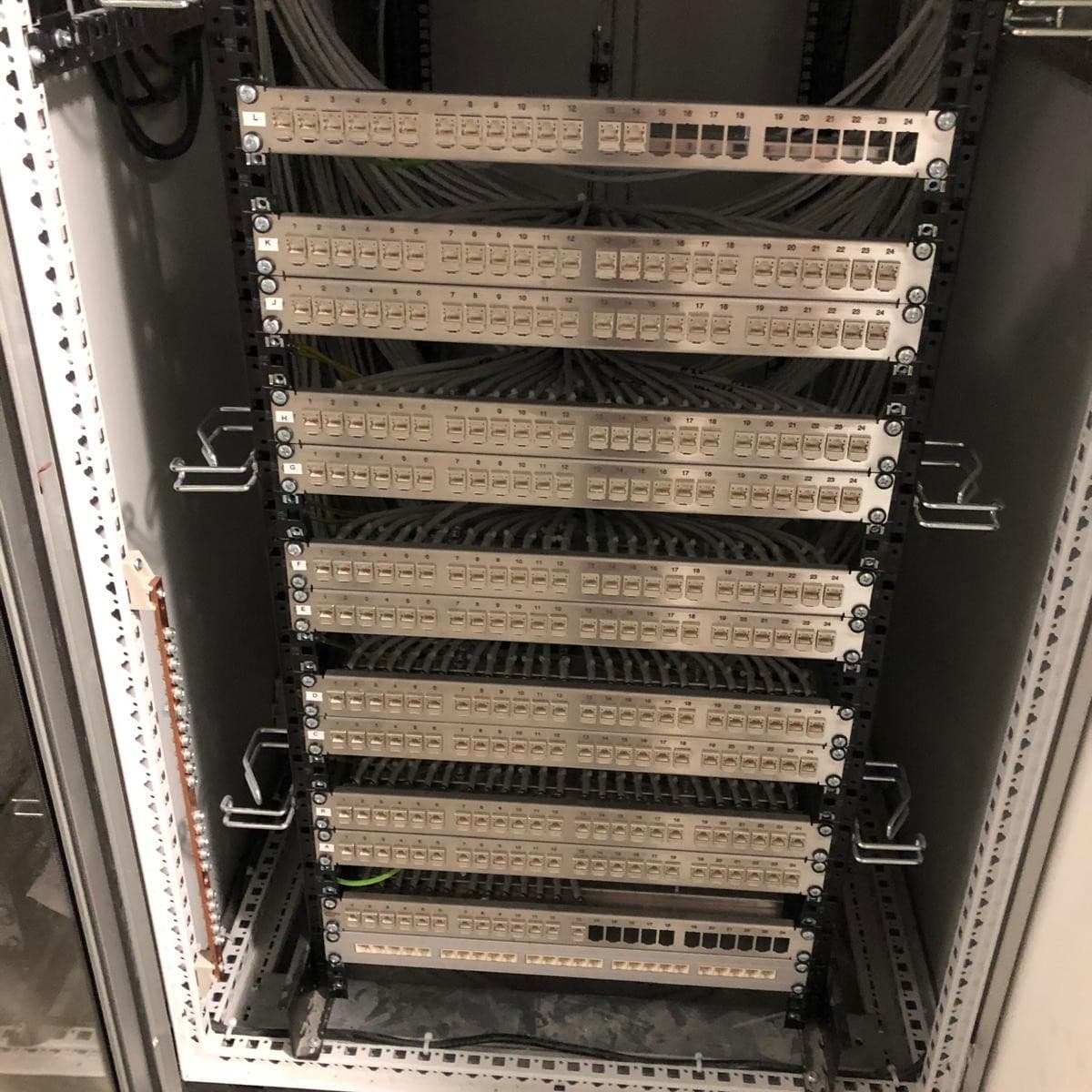 Patchpanel-Rack mit sauber aufgelegten Netzwerkkabeln
