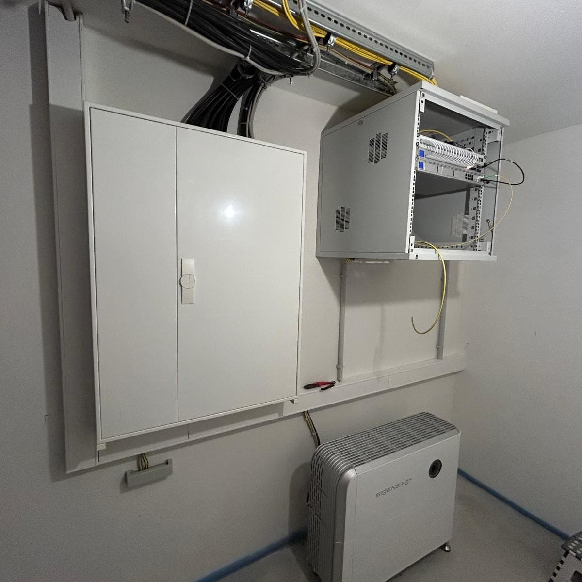 Technikraum mit Zählerschrank, Netzwerk-Rack und Batteriespeicher
