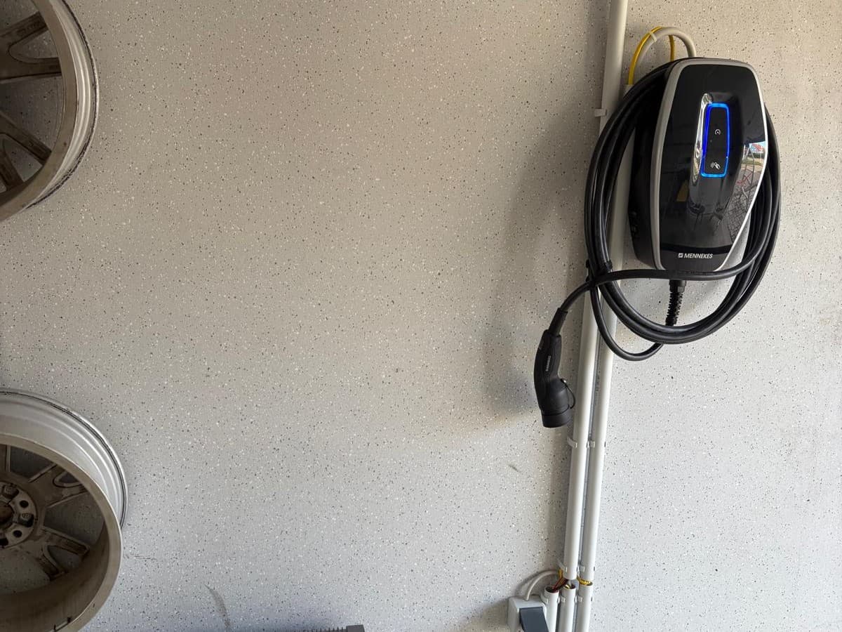 Mennekes-Wallbox-Ladestation in einer Garage montiert