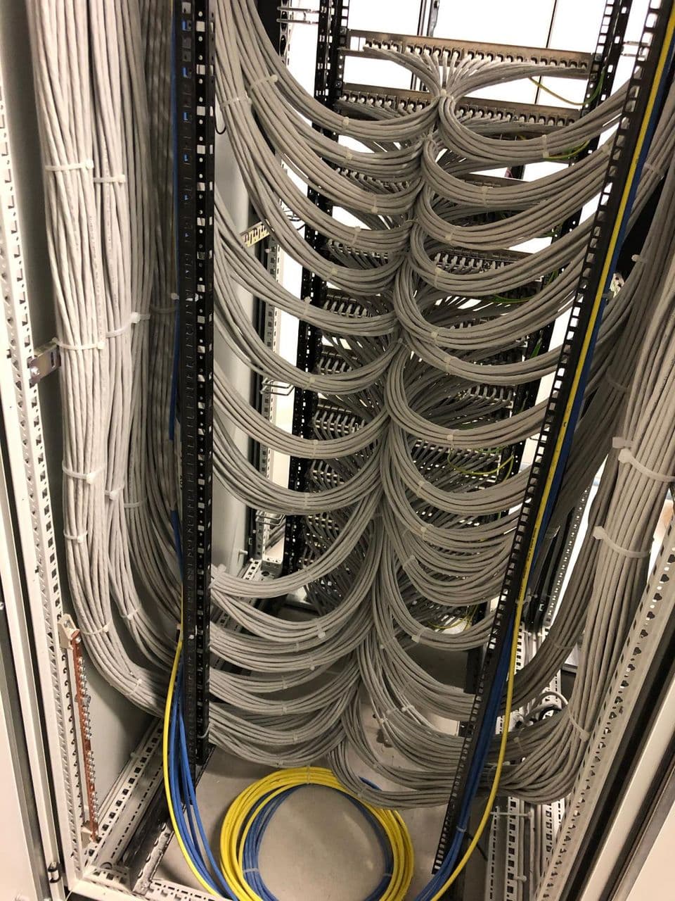Netzwerkschrank Verkabelung