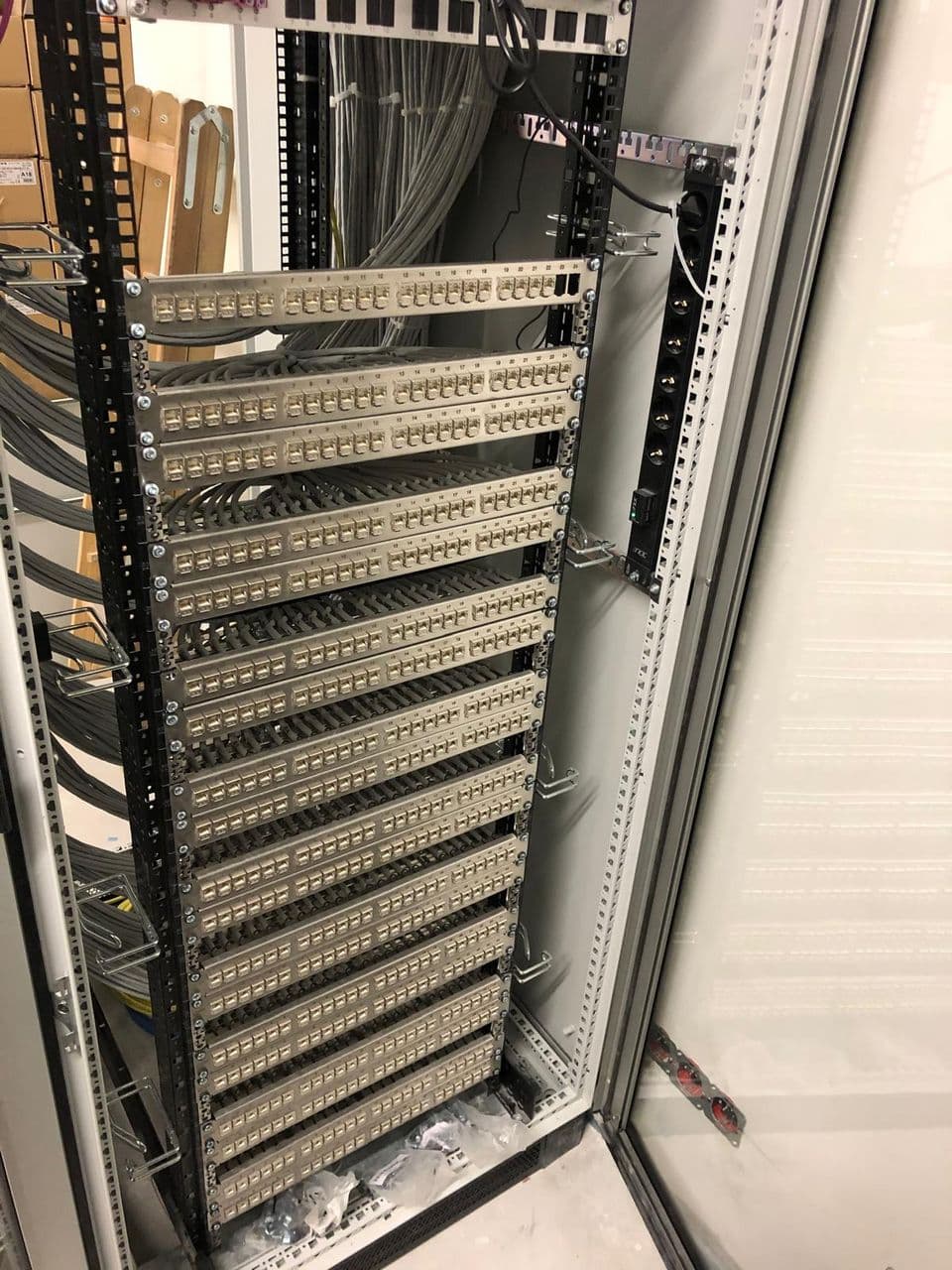 Netzwerkschrank Front