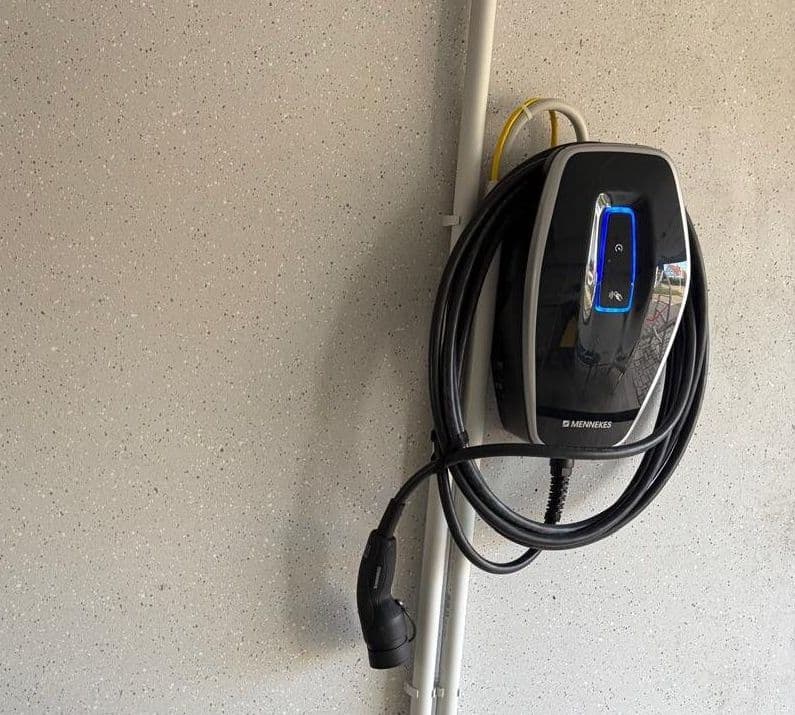 Neu installierte 22-kW-Mennekes-Wallbox mit Anker-Solix-Speichersystem in der Garage, Weiler zum Stein
