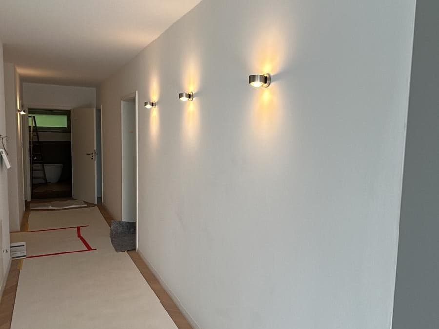 Fachgerecht installierte Wandleuchten in einem Flur