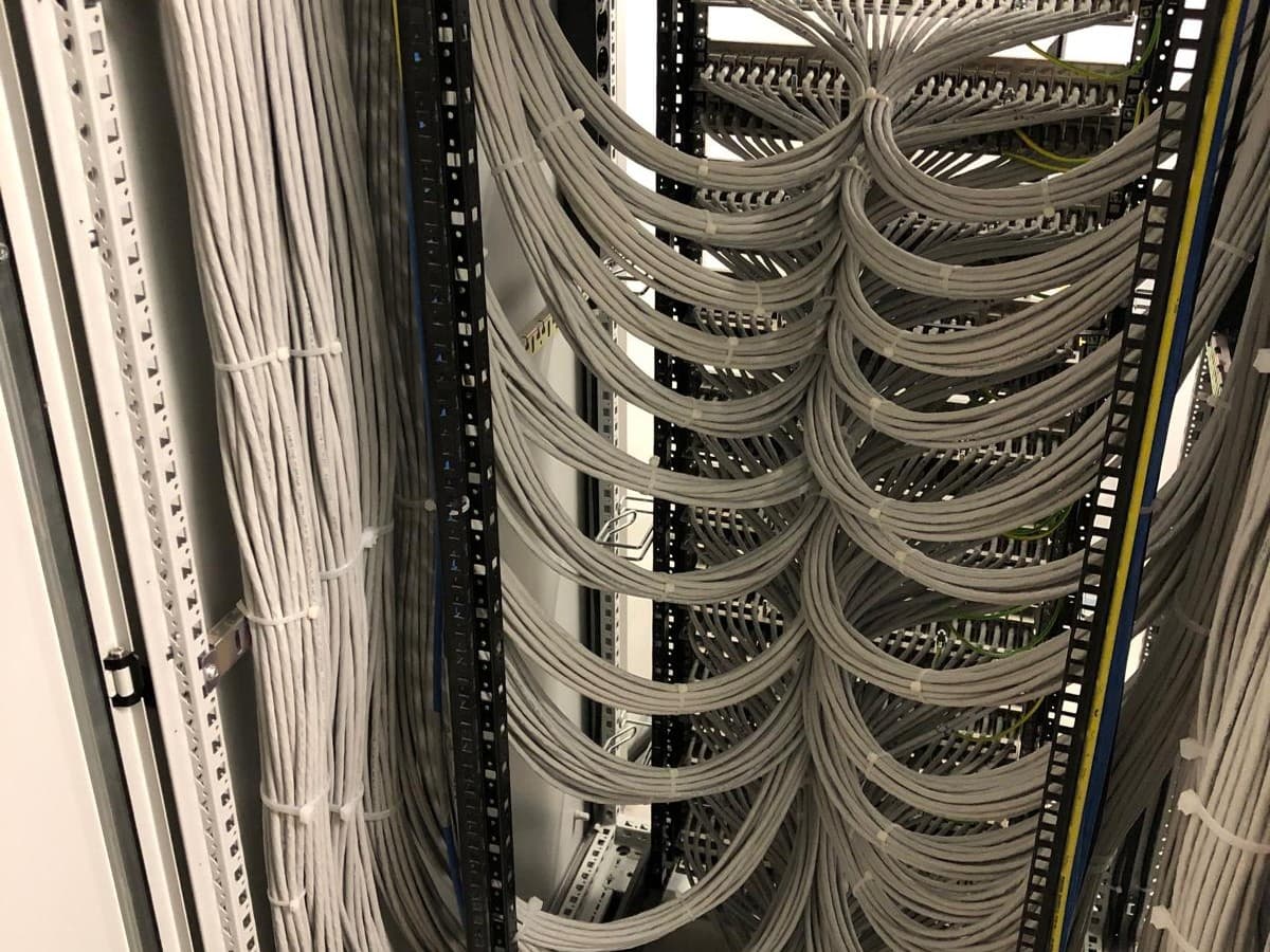 Sauber verlegte Netzwerkkabel in einem Serverschrank